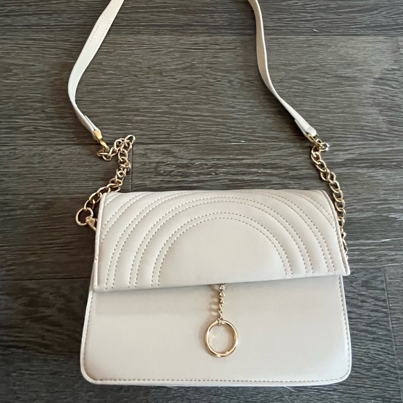 Beige purse with gold chain - Picture 2 of 3